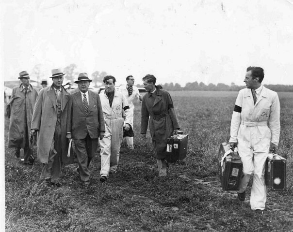 swiss airmen visit heston 1936 0378-0125